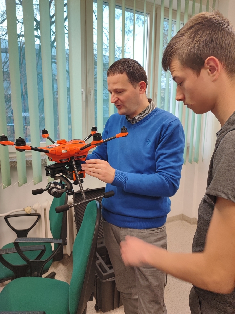 dr Marcin Stępniak prezentuje drona
