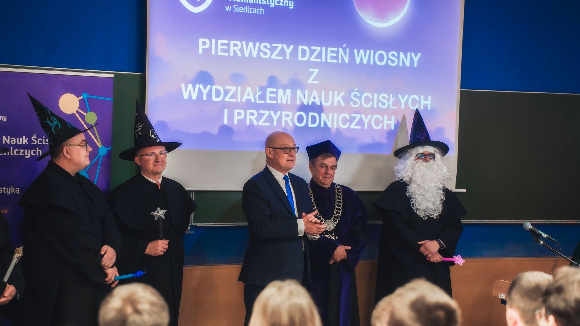 Rektor UPH prof. dr hab. Mirosław Minkina w otoczeniu pracowników WNSP przebranych w stroje magów